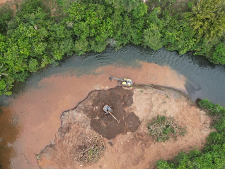 Prefeitura de São Gonçalo dá início ao desassoreamento do rio Santa Bárbara