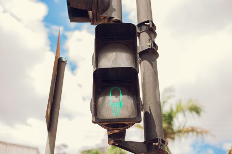 No meio do caminho tinha…um Drummond: semáforos ganham contorno do Poeta Maior em Itabira