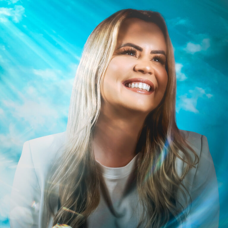 Prestes a lançar seu novo álbum de inéditas, Anayle Sullivan disponibiliza o single “Sei Que Estás Aqui (Espírito Santo)”