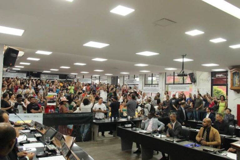 Após tumulto, presidente da Câmara encerra sessão sem votar projetos 