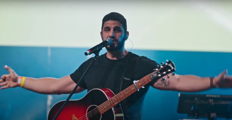 Tarik Mohallem canta “Encontrei em Ti – Ao Vivo”