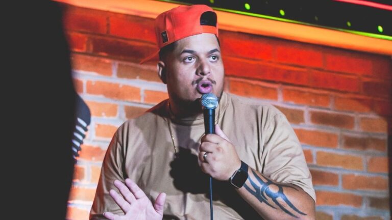 Humorista Rheiddy Ebrahim faz sucesso após lançar novo stand-up