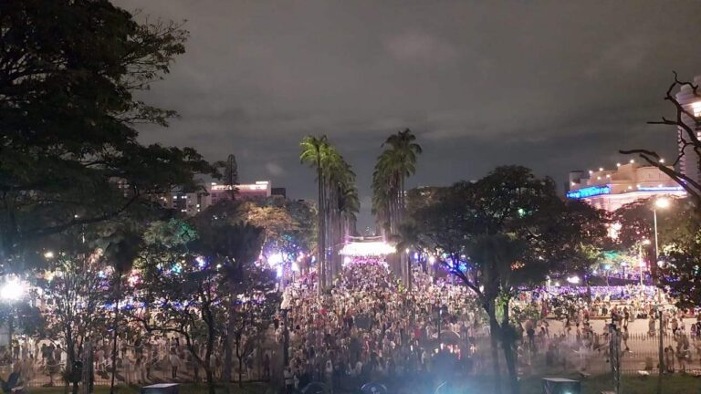 Virada da Liberdade emociona milhares de pessoas com show de drones e programação diversa na Praça da Liberdade