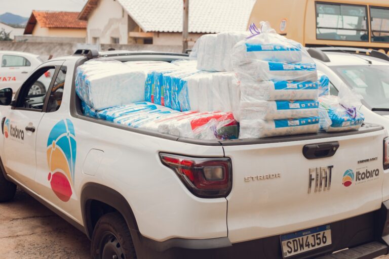 PEM entrega mais de 18 mil fraldas descartáveis para a Secretaria de Educação  As fraldas serão distribuídas para as 22 creches de Itabira. Serão contemplados os Centros Municipais de Educação Infantil (CMEI) e as creches conveniadas  A Secretaria Municipal de Educação (SME) recebeu na manhã desta sexta-feira (19), um lote com 18.660 fraldas descartáveis infantis, que serão utilizadas nas creches do Município. O repasse foi possível por meio de um termo de fomento entre a Secretaria Municipal de Desenvolvimento Econômico, Ciência, Tecnologia, Inovação e Turismo (SMDECTIT) e o Polo Econômico da Mulher (PEM).   De acordo com a SME, cerca de 2 mil crianças de até três anos serão beneficiadas. “Essa iniciativa representa dignidade e economia para as mães dos alunos das creches, que a partir de agora não terão que levar as fraldas para os filhos, no período que eles estiverem nas escolas. É muito importante e vai ajudar muito essas famílias” afirma a secretaria de Educação, Laura Souza.   O PEM produz além de fraldas infantis, fraldas geriátricas e absorventes higiênicos. Todos os produtos fabricados terão destinação social no município.   PEM A fabricação de fraldas e absorventes higiênicos é um projeto do PEM, que tem a parceria da Prefeitura de Itabira, por meio do termo de fomento com a Secretaria de Desenvolvimento Econômico. A fábrica Maria Cassemira, instalada no bairro Pedreira do Instituto, emprega na atualidade 15 mulheres do bairro, que ainda passaram por qualificação. A iniciativa tem o objetivo de impulsionar o empreendorismo feminino, além de fortalecer o vínculo familiar para mulheres em situação de vulnerabilidade.   A fábrica foi inaugurada em junho de 2023 e o bairro Pedreira foi escolhido para a instalação do projeto pelo grande número de mulheres em situação de vulnerabilidade. Atualmente o projeto tem capacidade de produzir 5 mil unidades de fraldas e absorventes por mês.   O nome da fábrica é uma homenagem a primeira mulher empresária de Itabira, Maria Cassemira. Ela era a principal acionista da Fábrica de Tecidos do Pedreira, inaugurada em 1988 e funcionou na comunidade até o ano de 1950.