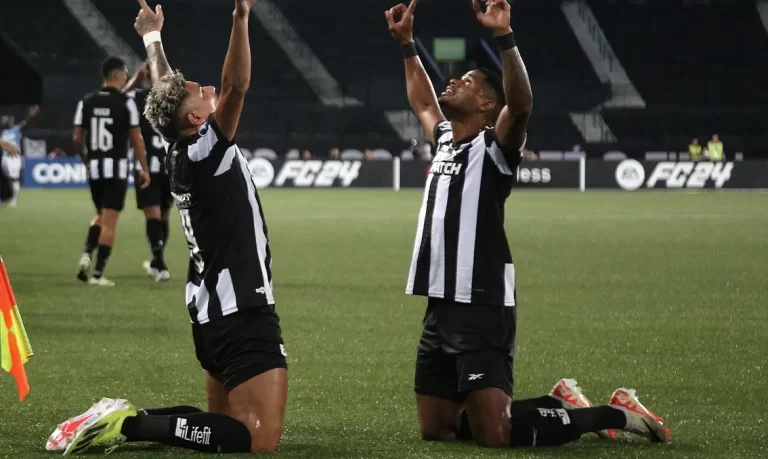 Botafogo goleia Aurora por 6 a 0 e avança na Pré-Libertadores Atacante Júnior Santos (direita na foto) é o destaque com quatro gols