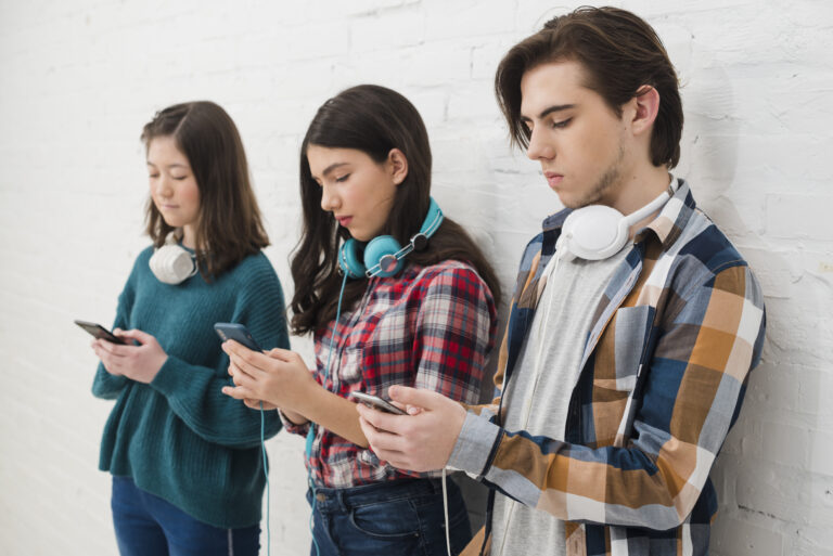 A vida na internet e os conflitos entre juventude e saúde mental: como combater?