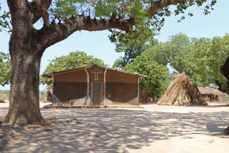 Igreja e missão cristã são incendiadas em Moçambique