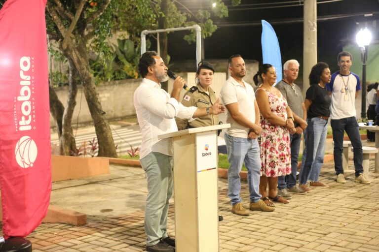 Moradores do Cônego Guilhermino comemoram reforma da Praça Irmã Maria Clara