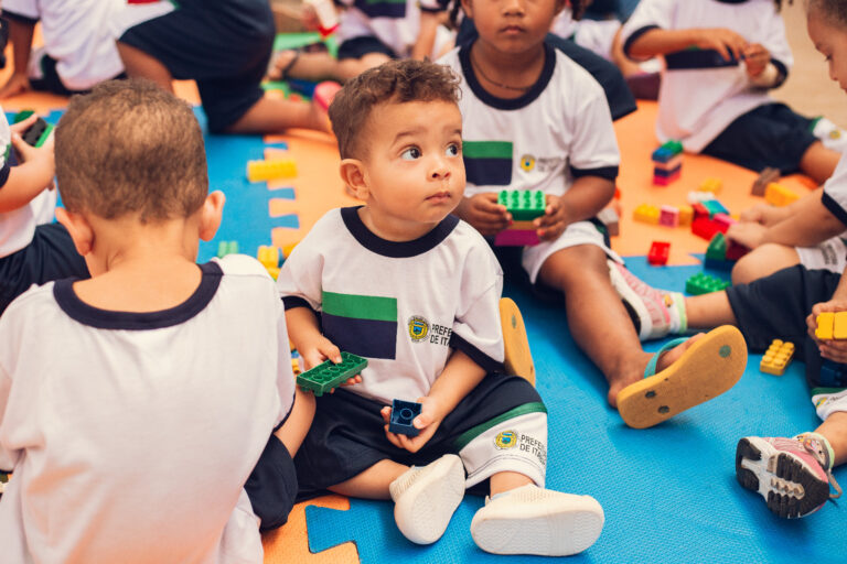 Educação entrega novas remessas de uniformes para todos os alunos da Rede Municipal