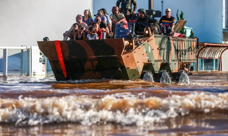 Após um mês da tragédia no RS, confira como as ações de solidariedade têm sido parte fundamental na reconstrução do estado e apoio às vítimas