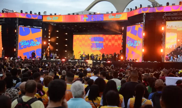 Fiéis lotam a Praça da Apoteose para participar da Marcha para Jesus