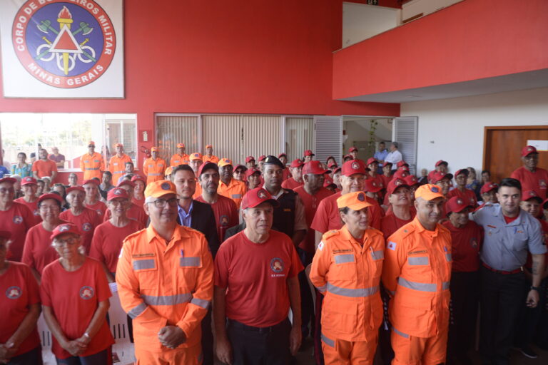 Corpo de Bombeiros apresenta projeto Bombeiro Sênior e recebe viatura da Prefeitura