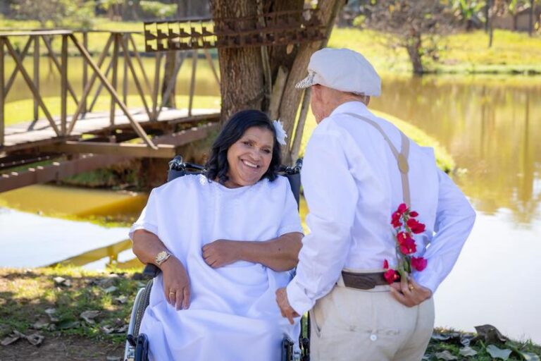 Idoso de 100 anos da Casa de Saúde Santa Izabel ganha ensaio fotográfico de pré-casamento