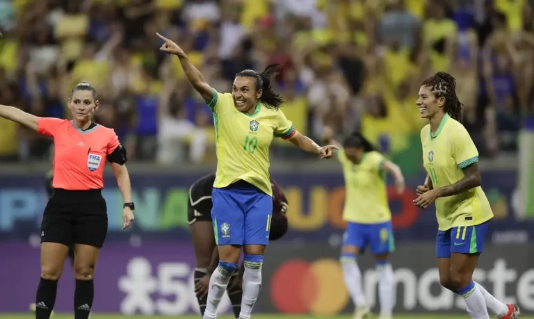 Renovada, seleção feminina goleia Jamaica na Arena Pernambuco