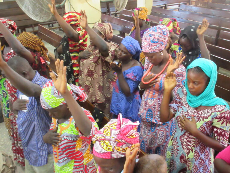 Menina de Chibok é liberta com outros 330 reféns