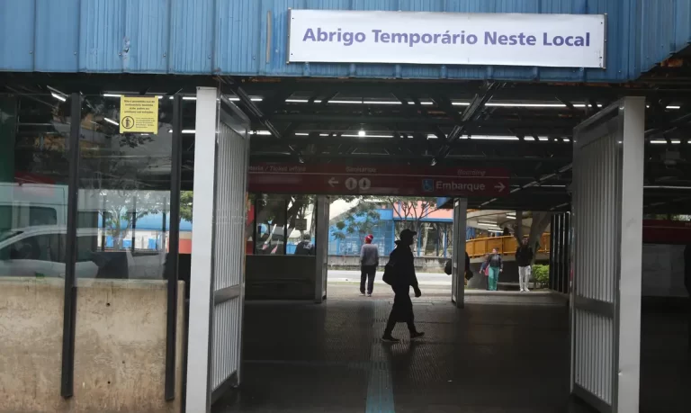 Queda de temperaturas faz São Paulo a reabrir abrigo emergencial