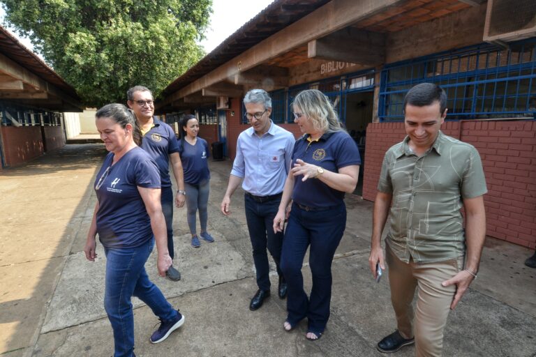 Governador vistoria escola beneficiada pelo Mãos à Obra, em Piumhi