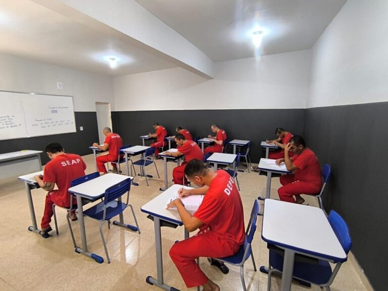 Treze mil detentos e 164 adolescentes participam de exame nacional de certificação de ensino