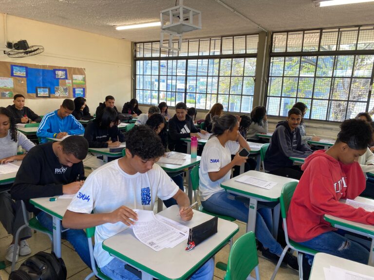 Estudantes da rede pública de Minas Gerais fazem último teste de redação antes do Enem