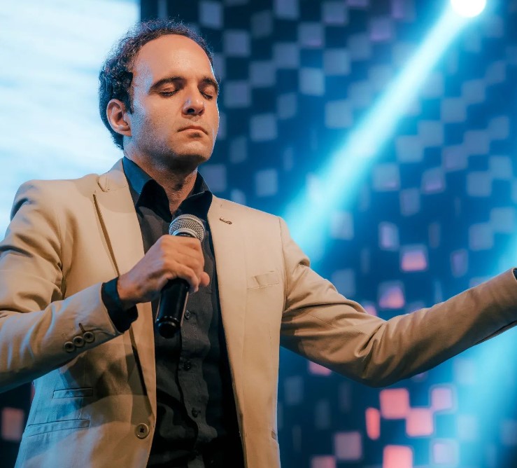 Edu Silvera é o grande vencedor do Prêmio Streaming Gospel 2024 na categoria Cantor Revelação