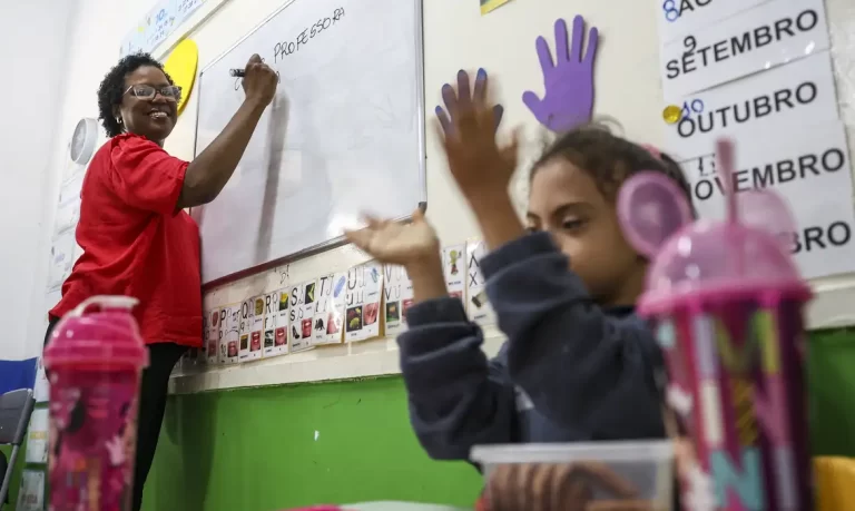 No Dia da Poesia, veja dicas para incentivar a leitura entre crianças