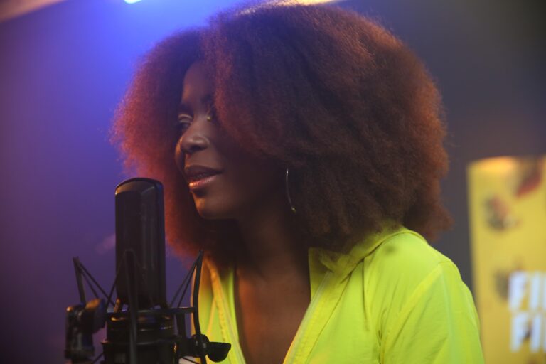 Estefânia Chaves interpreta “Firme”, a segunda canção do ousado projeto New Indie