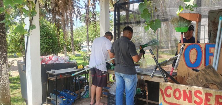 Jovens do Sistema Socioeducativo de Uberaba aprendem técnicas de reciclagem e transformam resíduos em vassouras