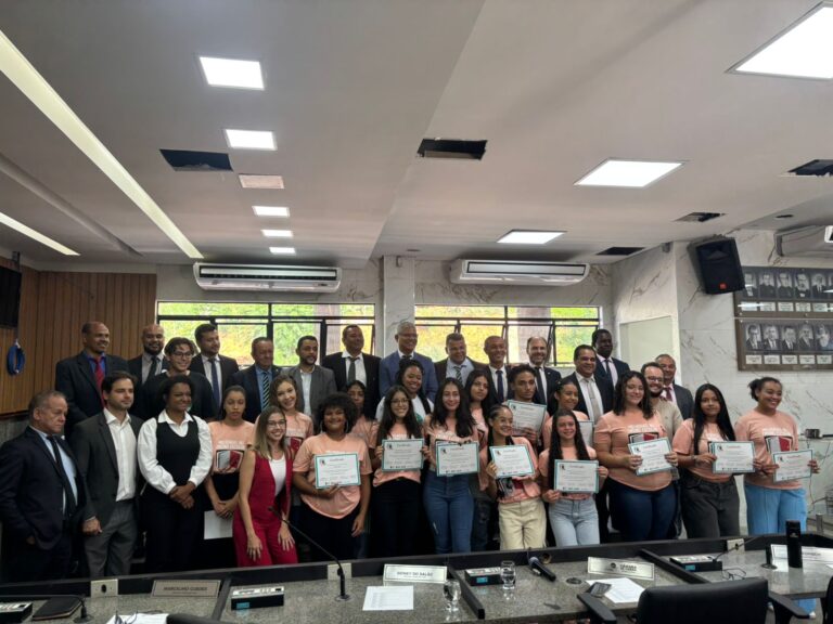 Câmara de Itabira  entrega certificados de participação aos alunos do projeto Parlamento Jovem