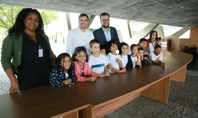 Mesas do G20 são doadas para escolas públicas do Rio