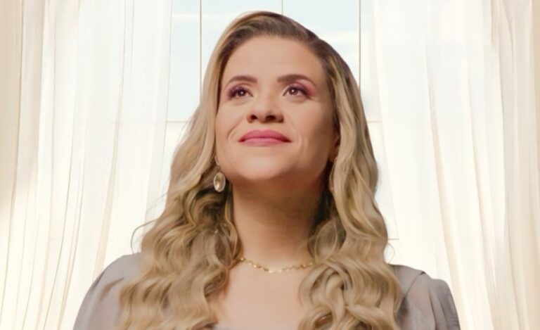 Sheila Marchezine canta “Só Tu És Deus”