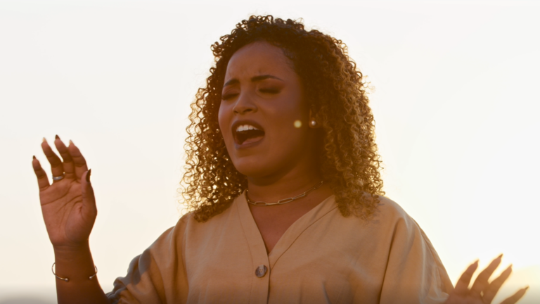 Toda força e emoção da cantora Vitória Costa na canção “Não Vou Parar”