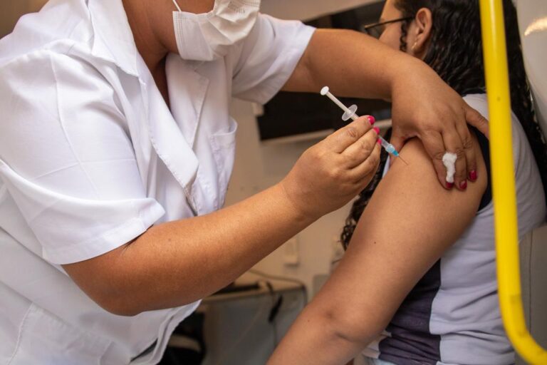 Minas Gerais inicia campanha de vacinação nas escolas