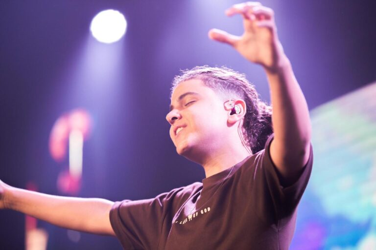 Com violeiro e sanfoneiro, a oração cantada de Rafa Couto na canção “Tudo Em Todos”