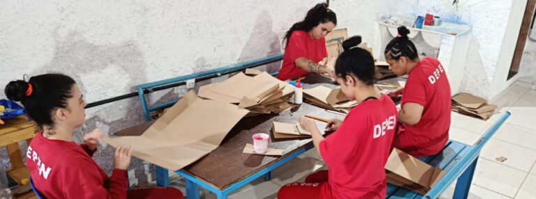 Papel reciclado vira sacolas pelas mãos de um grupo de mulheres que cumpre pena em unidade prisional de Juiz de Fora