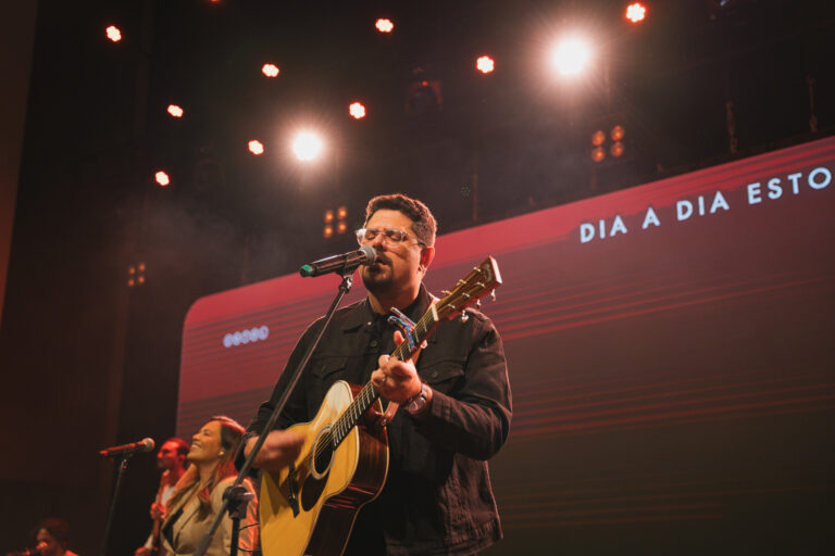 Unindo fé, brasilidade e reflexões, Fred Arrais lança o álbum “Tudo Tão Igual”