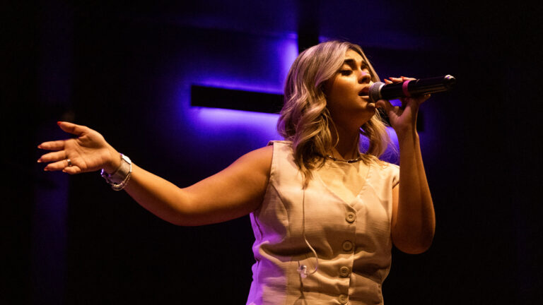 Raissa Cespedes na belíssima interpretação da música “Tempestade”