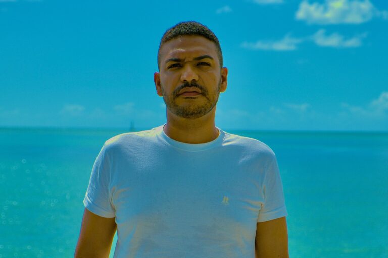 Cantor Lucas Alencar lança o single “Travessia” e inicia nova fase com o álbum “Fronteiras”