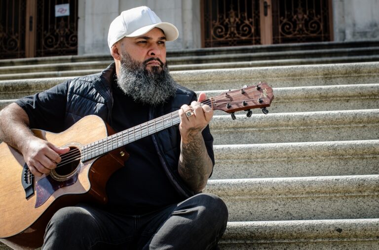 Olá, pessoal. O cantor Vitor Teixeira está com um novo lançamento pela Nova Fase Music. Conto com vocês em mais esta divulgação. Muito obrigado!