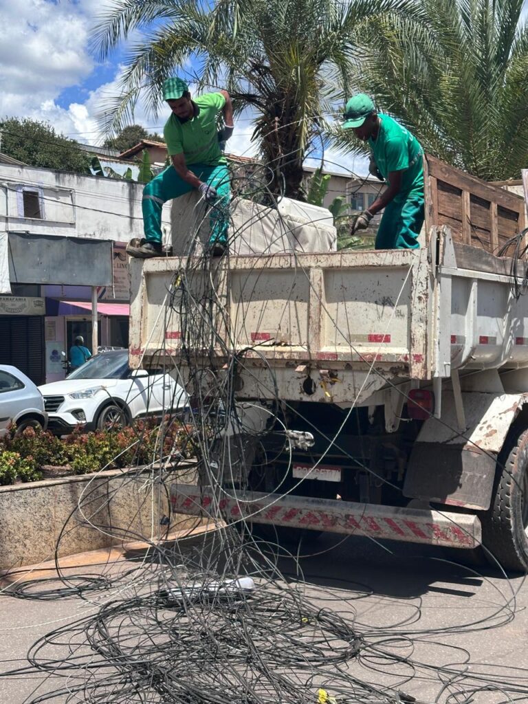 Cemig retira 3,6 toneladas de cabos de telecomunicações irregulares em postagens neste ano