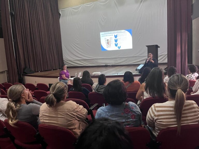 Excesso de uso de telas por crianças reúne pais e responsáveis em encontro