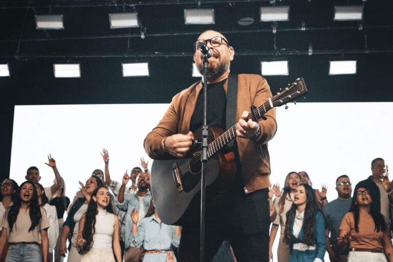 André e Felipe collab pastor Marcus Salles trazem a canção “Estamos de Pé”