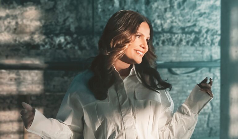 Aline Barros lança nova de “Pra Sempre”, mais um clássico do gospel que estará presente em seu álbum “Aline Retrô”