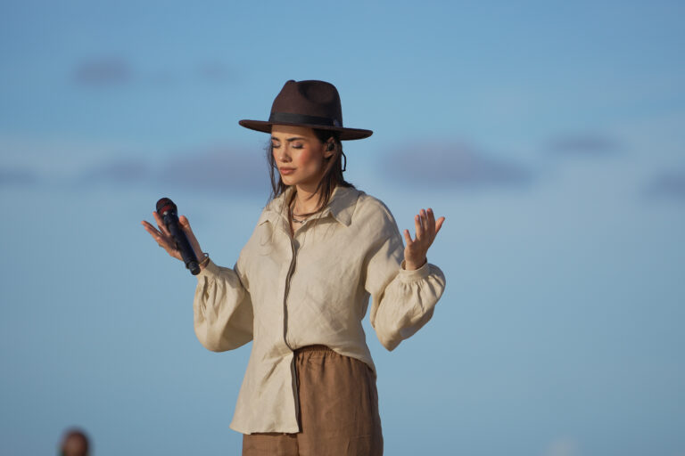 Isadora Pompeo apresenta a emocionante “Fica Calmo, Coração”, primeira faixa do novo projeto “Dependente de Deus”