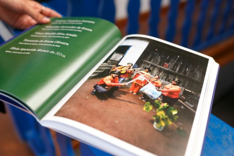 Livro “A gente é que sabe” do arteBEM retrata moradores de Antônio Dias