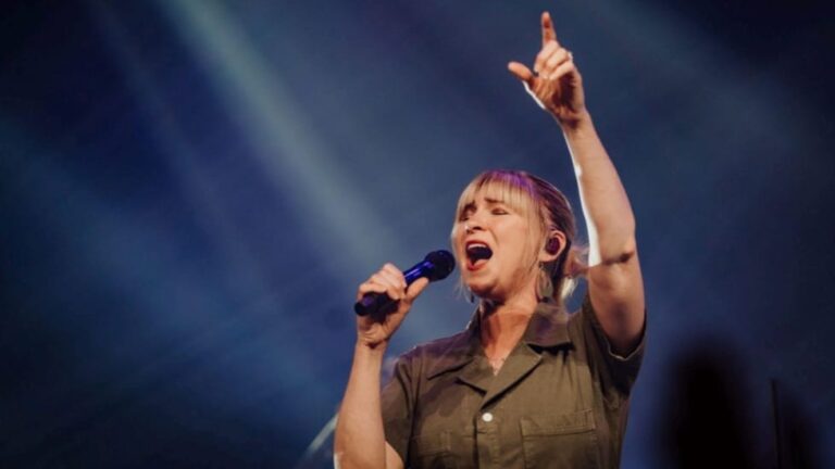 Kim Walker-Smith confirma três shows no Brasil