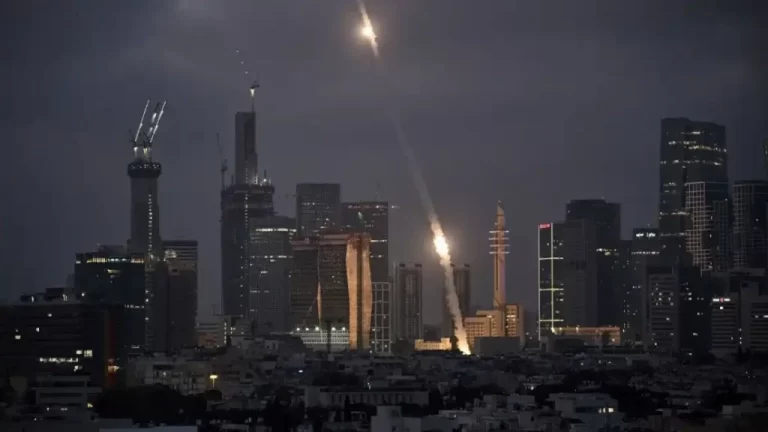 Explosão em Tel Aviv: Irã lança mísseis e atinge Israel
