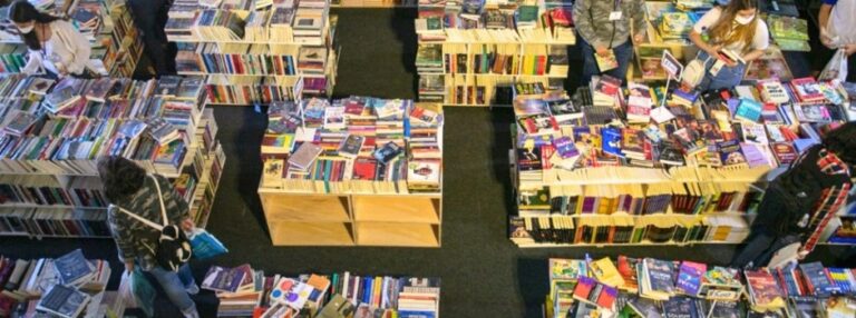 Governo de Minas distribui mais de 17 mil vales-livros para estudantes em evento literário em Uberlândia