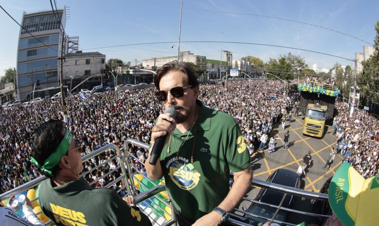 Marcha para Jesus mantém tom político com milhares de pessoas em SP