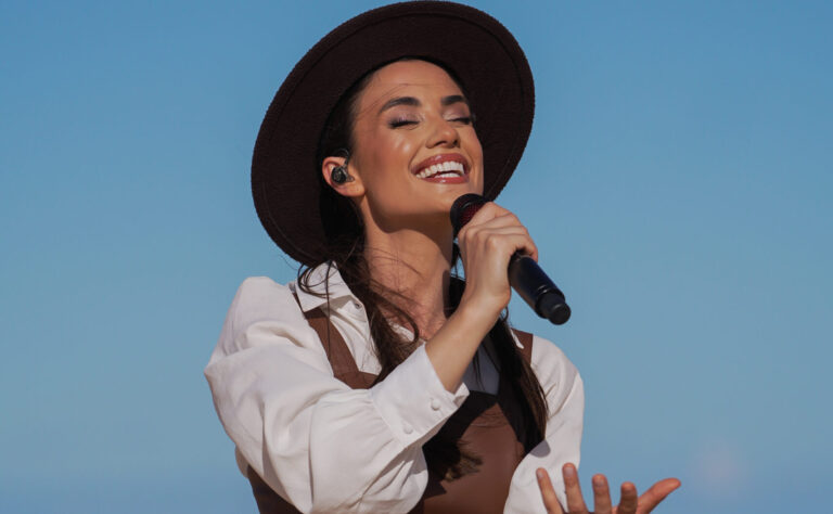 Em cenário paradisíaco, Isadora Pompeo canta sua vulnerabilidade em “Você em Mim”