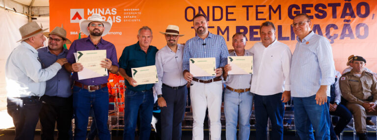 Governo de Minas regulariza títulos de propriedade rural e entrega kits de irrigação no Norte do estado